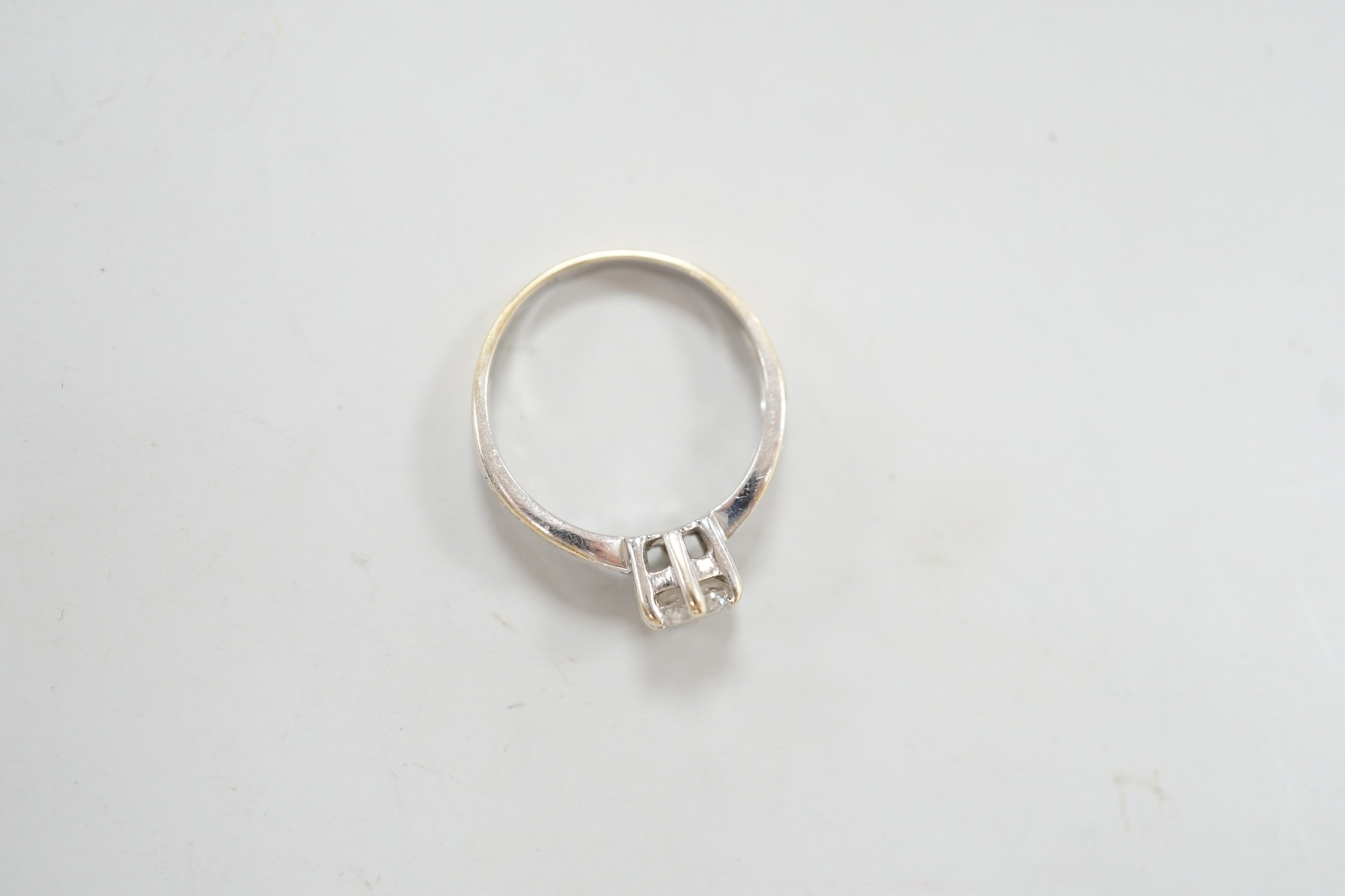 A modern 18ct gold and single stone diamond ring, with diamond set shoulders, size J, gross weight 2.4 grams